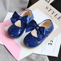 Sandalen meisjes zwart witte flats kinderen bruiloft lederen schoenen kinderen roodblauw roze glanzende ballerina flats feest Mary Jane Princess schoenen 240423