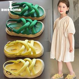 Sandalias de moda para niñas, versión coreana, zapatos de playa de suela blanda para niños, correa cruzada pequeña que se puede usar como zapatillas 230601