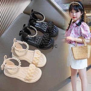 Sandals Girls Koreaanse editie Bow Princess Shoes 2023 Zomer Nieuw klein meisje Pearl Flat Roman Trend H240411