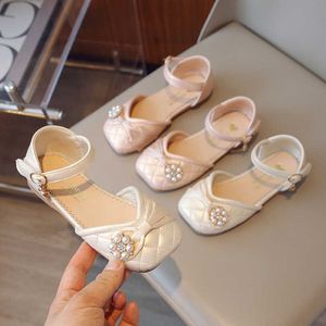 Sandals Girls Princess Summer 2024 Nouveau enfant Solide Soft Small en cuir chaussures Big Kids Little Baotou H240510