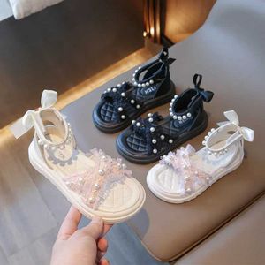 Sandalen Girls Sandalen 2024 Lente/zomer Nieuwe kinderen Sweet Princess Fashion Romeinse schoenen zachte zool boog gaas strandschoenen voor vakantie