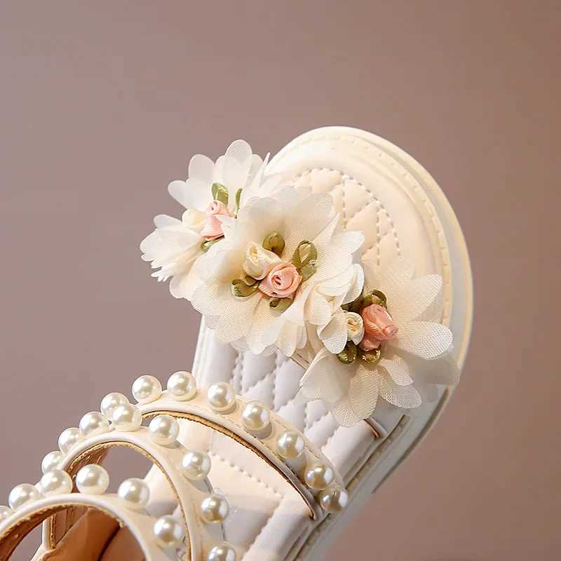 Sandals Girls Sandals 2024 Summer New Flower Fairy Style Princess per feste per matrimoni Fashion Fashion Sole Elegant Beach Shoes