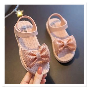 Sandalen Girls Sandalen Zomer Nieuwe Koreaanse editie Midden- en grote kinderen Casual Flat Bottom Soft Soft Soft Softs Shoes Shoes Little Girls Beach S D240515