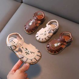 Sandalen meisjes sandalen met Chinese stijl geborduurde zomer nieuwe baotou mode zachte zool zachte zool kinderen babyschoenen kinderen schoenen y240515