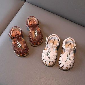 Sandalen meisjes sandalen met Chinese stijl geborduurde zomer nieuwe baotou mode zachte zool zachte zool kinderen babyschoenen kinderschoenen schoenen