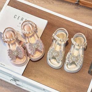 Sandals Girls Summer 2024 Nieuwe middelste en grote kinderen Bow Baby Baby Fashionable Little Girl Princess Shoes H240513