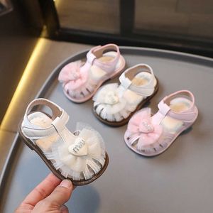 Sandals Girls Summer Nieuwe Baby Baotou Princess Shoes Anti Slip Soft Sole Kick H240510