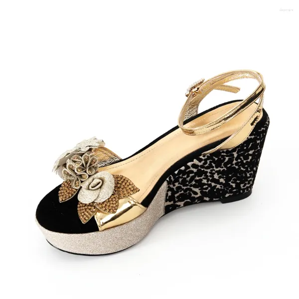 Sandalias Gold and Black Wedge Rhinestone Zapatos de mujer 2024 Diseñador Mujeres Fancy Summer Fashion Cómodo
