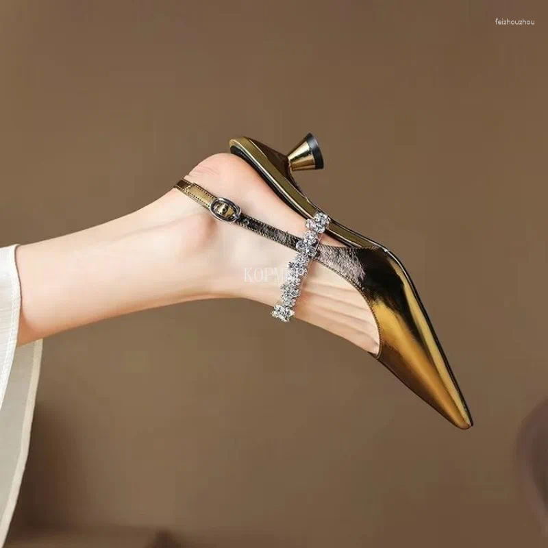 Sandały złote srebrne niska obcasy kobiety 2024 Letnie błyszczące kryształowe paski spiczasty palce palec sningbacki pompki damskie buty