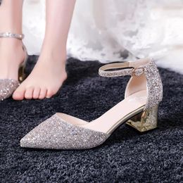 Sandales Chaussures de mariage dorées 2024 Demoiselle d'honneur Chunky Square Talons hauts Robe Sandale Tissu à paillettes Supérieure à un bouton Bride à la cheville Pompes