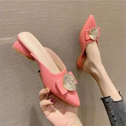 Sandales Half Talon épaisses Baotou Baotou Femelle 2024 Spring and Summer Net Red Fairy Lazy Muller Shoes Cool Slippers 574 S 146 S D 5111