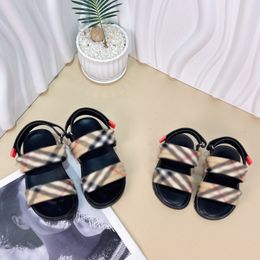 Sandalen Hoge kwaliteit Girl Slippers Multicolor Stripe Child Casual Kids Designer schoenen