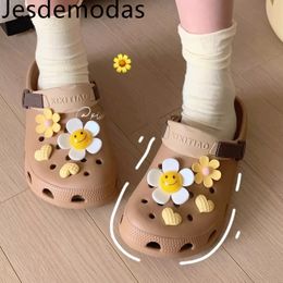 Sandalen Gat Schoenen voor doe-het-zelf Zonnebloem Glimlach Gezicht Bedels Tuin Klompen Strand Slippers Vrouwen Vakantie Kussen Cloud Slippers Sandalen 230719