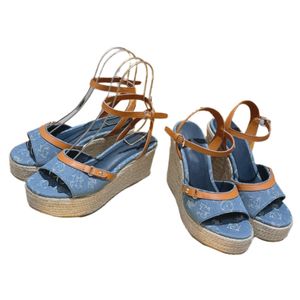 Sandalen uitgeholde platformschoenen dames denim designer schoenen luxe letter hoge hakken rotan weven outdoorschoenen echt leer sleehak schoenen open teen gesp