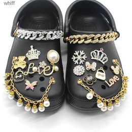 Sandales Hot 1pcs Bijoux Charms de chaussures en métal Couronne de cristal Accessoires de chaussures Bracelet de perles Fit femmes sabots croc filles GiftsC24318