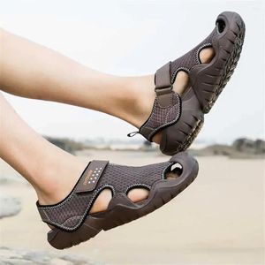 Sandalias en la playa, arena, zapatillas de verano de gran tamaño para el hogar, zapatillas de deporte clásicas para hombre, zapatos informales deportivos con carácter deportivo para hombre