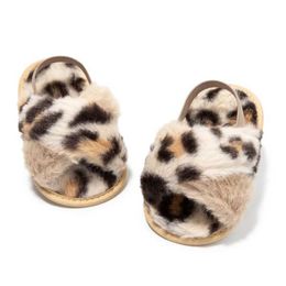 Sandalen jlong faux bont schuifjes sandalen voor pasgeborenen niet-slip schoenen voor baby's meisjes luipaard pluche sandalen voor binnen- en buitenbaby's schuifregelaar 0-18 ml240429