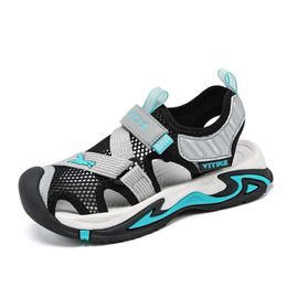 Sandals kids plage sandales pour garçons nouvelles chaussures de garçon d'été fermées chaussures de sécurité sandales 240419