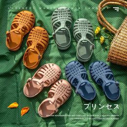 Sandalen Kids Sandalen voor Girl Boy Summer 2022 Kind Casual Barefoot Beach Shoes Toddlers Baby Infant White Designer Sandalen 2 tot 8 jaar W0327