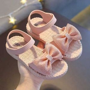 Sandalen Kinderschoenen Zomersandalen voor meisjes Bow Non-Slip Zacht opgeloste veelzijdige vaste Koreaanse kinderen Sweet Princess Shoes Beach Sandals Y240515