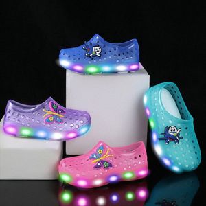 Sandalias Diapositivas para niños zapatillas Luces LED de playa Hebilla al aire libre Tamaño 19-30 Z2CK#