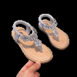Sandales Kids Slippers Childrens Nouvelles chaussures en argent bébé fleur de fleur princesse étudiante douce Sole Girl Beach D240527