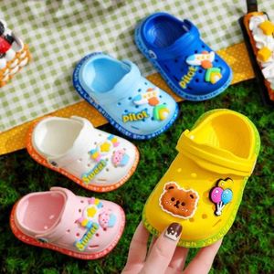 Sandals Kids Summer Cartoon Cave Hole Sandalen 2023 Garden Beach Slippers Sandalen Sandalen Non-Slip Zacht opgeloste Snelle droogschoenen 240423