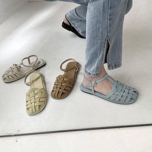 Sandalias coreanas Baotou para mujer con un botón hueco romano 2023 verano neto tejido rojo zapatos de suela plana