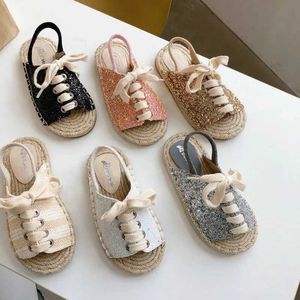 Sandalen Koreaanse Zomer Casual Sandalen Pailletten 2023 Nieuwe Meisje Ronde Neus Zachte Zool Antislip Prinses Kinderschoenen zapatos ni a J240228