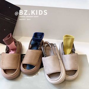 Sandalen Koreaanse versie Kinderschoenen Sandalen 2024 Zomer Nieuwe Velcro Boys Casual Beach Soft Soled Girls H240411