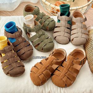 Sandalen Koreaanse versie van kinderboken sandalen lente en zomermeisjes mat leer geweven Romeinse schoenen heren baotou cork strand H240513