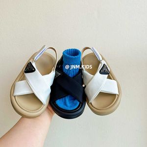 Sandales Version coréenne des sandales pour enfants pour femmes en été 2023 Nouvelles chaussures de plage antidérapante garçons et filles croisées ouverts ouverts bébé occasionnel H240513