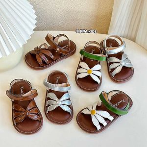 Sandalen Koreaanse versie van meisjes bloemen sandalen zomer nieuwe kinderen zilveren Romeinse schoenen zachte Soled Baby Princess Open Toe Beach H240513