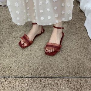 Sandales dames chaussures plates en caoutchouc été 2024 dentelle pour femmes chaussures de plage un mot rouge pas de talon et chaussure à bas prix