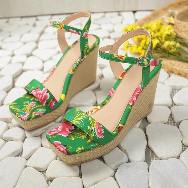 Sandals Ladies Chaussures en vente coin épais motif bas pour les femmes Poisson d'été Bouche sans doigt plage romaine
