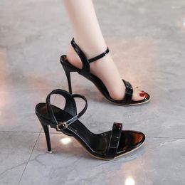 Sandales grandes pour femmes 2023 mode bout rond en cuir souple couleur unie une ligne avec talon haut