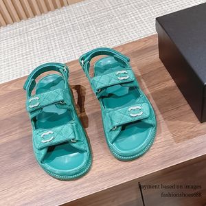 Sandals en cuir ouverte ouverte de luxe Designer d'été Nouveau sandales polyvalentes à intérieur et extérieur