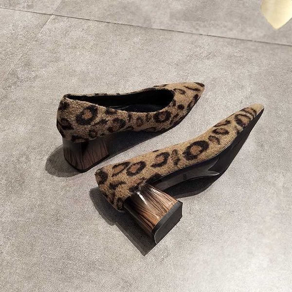 Sandalias Patrón de leopardo gruesos tacones altos puntiagudos zapatos de mujer europea poco profunda fiesta de moda cómoda sexy señoras bombas resbalón en el calzado L230720