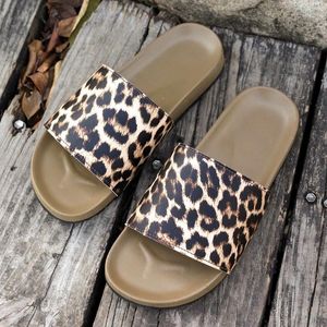 Sandalen Luipaardprint Damespantoffels Vrouwelijke casual slippers Zomerstrandschoenen Slip-on Bling Gouden platte dia's