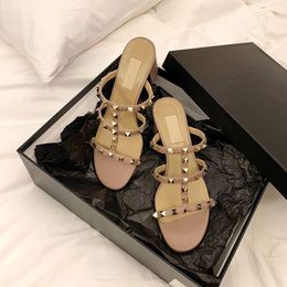 Sandales Sandales d'été de luxe pour femmes, chaussures coulissantes, pantoufles à clous en cuir, couleur chair, rivets, talons épais, mode polyvalente, talons hauts de 6cm, 2023