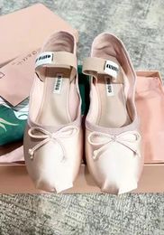 Sandals Luxe Miu Paris Ballet Fashion Designer Professional Dance Shoes 2023 Satijnen BallerinaS MM Platform Bowknot ondiepe mond Single Flat voor vrouwen 35-40
