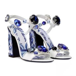 Sandalen Luxe Royal Blue Flower Y Heel en Wit Porselein Printing Crystal Buckle Woman Banquet Shoes 230324