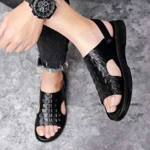 Sandals Chaussures de plage pour hommes Crocodile Modèles Sandales de haute qualité en cuir de haute qualité Mentes hommes pantoufles respirantes deux utilise des sandales pour hommes