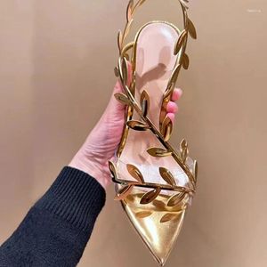 Sandals Metal Patent Leavine en cuir hautes talons hauts 2024 Summer Gold Floral One Line avec un talon mince pointé Open Toe