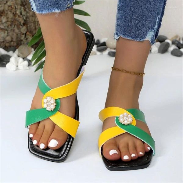 Sandales en métal perle fleur design avec chaussures plates supérieures vertes croisées femme en été 2024 femmes bureau talon bas