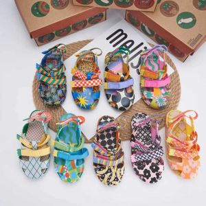 Sandals mini melissa 2023 kinderen sandalen jongens en meisjes jelly schoenen kinderen kleurrijke holle lichtgewicht canvas knop strandschoenen d240515