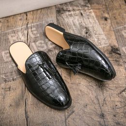 Sandales Mules en cuir verni noir Crocodile pour hommes, chaussures de mode, mocassins de luxe décontractés à enfiler