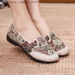 Sandalen Nieuwe en oude Beijing stoffen schoenen dames ademend linnen vissersschoenen één voet buitenste moederschoen platte bodem luie schoen beer Q240314