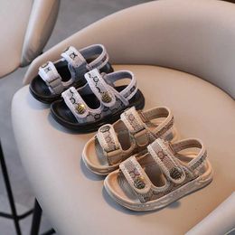 Sandalen nieuwkomers van jongens en meisjes in 2024 sandalen voor kinderen comfortabele zachte zomer babyschoenen strandschoenen Casual Outdoor Activiteitenl240510