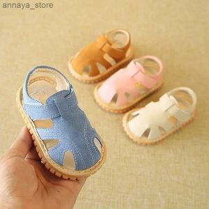 Sandales nouvelles chaussures bébé première paire de chaussures de chaussures nouveau-nés garçons et filles Première marcheur intérieur non glissement bébé sandales semelles